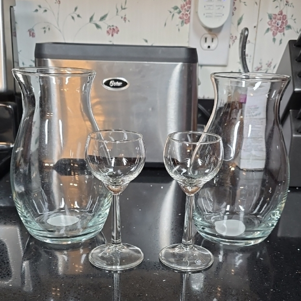 DONATING. MAKE OFFER. HOST PICK.  2 Candle Holders & 2 Vases